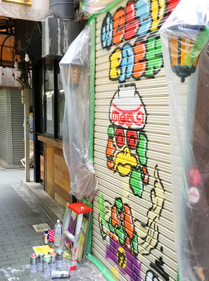 9年生が吉祥寺ハモニカ横町で「落書きアート」を描く