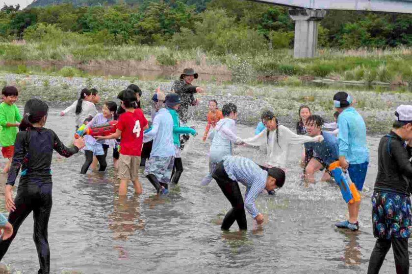 お弁当を食べて多摩川で水遊び！