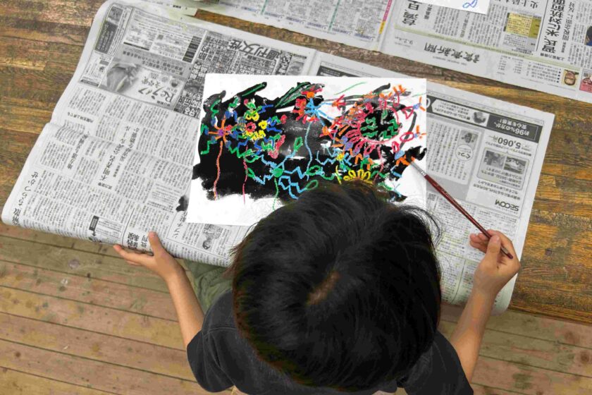 1年美術　はじき絵☆楽しい！