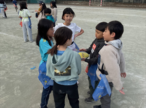 4年生　体育　フラッグフットボールに挑戦