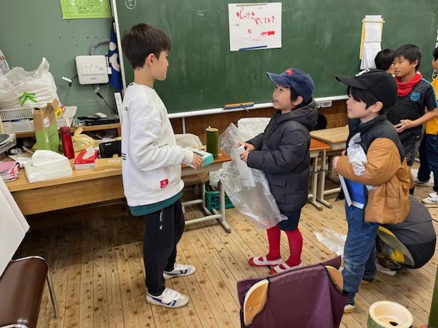 １年生　３年生が縁日に招待してくれました