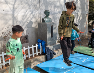 休み時間の様子　6年生が「なわとび先生」に！