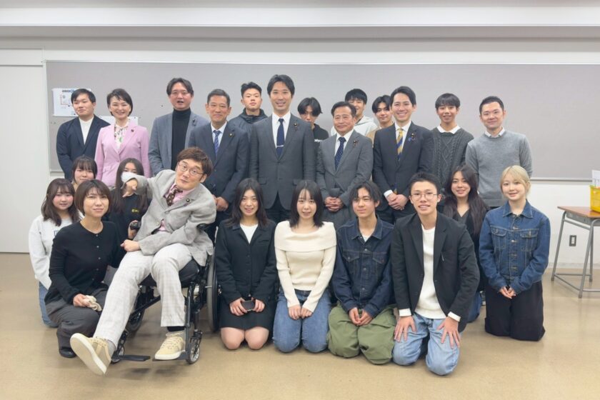 11年学年企画「模擬選挙授業」～７政党の政治家の皆さんを招き開催