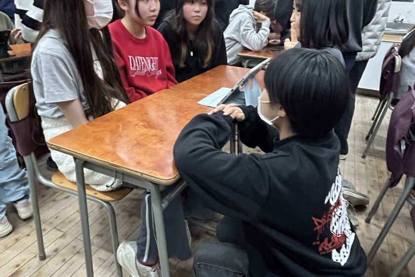 ６年生が９年生（中学校）の英語の授業に招待されました！