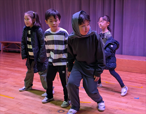 ２年生　国語　「どろぼうがっこう～ぜんいんだつごく～」　劇の練習風景