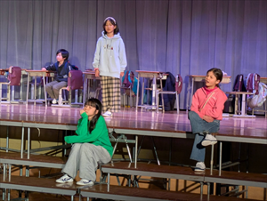 4年生　国語「学校ウサギをつかまえろ」　劇の練習風景