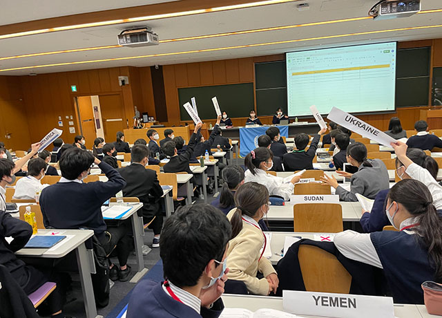 明星学園中の8年生と9年生が模擬国連に参加、「児童搾取の根絶と子どもの権利の保護」をテーマに討議！