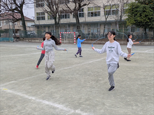 ５年生　体育　創作なわとび