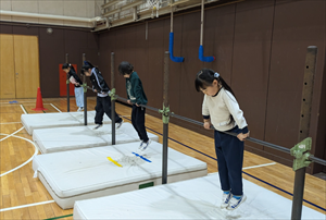 １年生　体育　「てつぼうあそび」