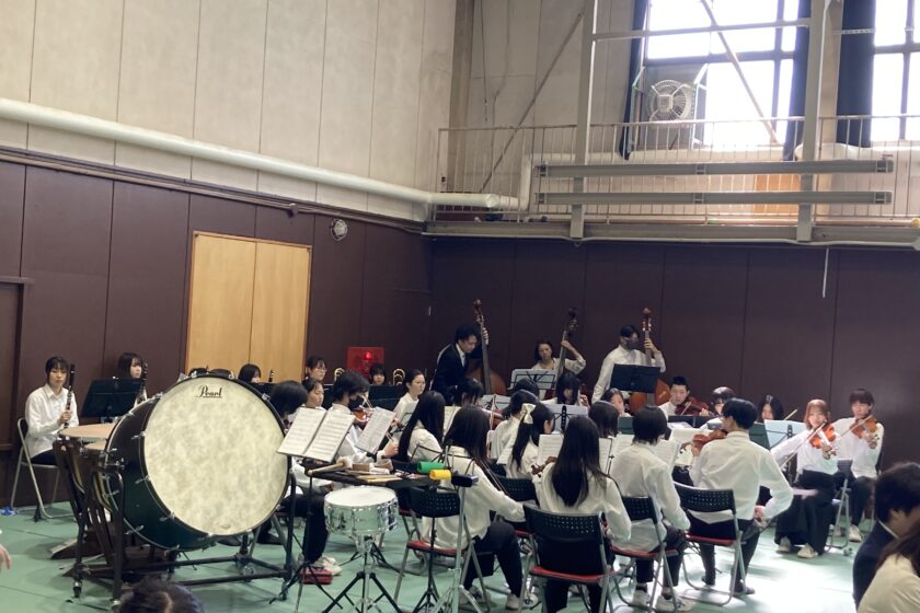 2026年度中学校入学式の祝賀演奏の様子(アンサンブル部）